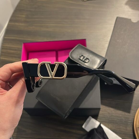 Valentino Sunglasses as seen on Kylie Jenner - Picture 6 of 13